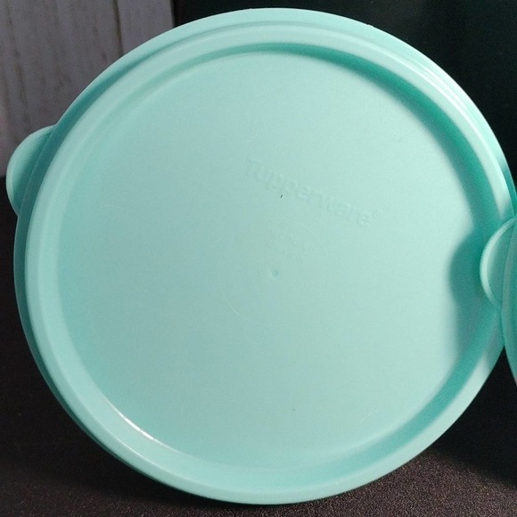 Tupperware sandwich keeper w/ lid and Refrigerator bowls X2 w/lids (B8) - Picture 8 of 16